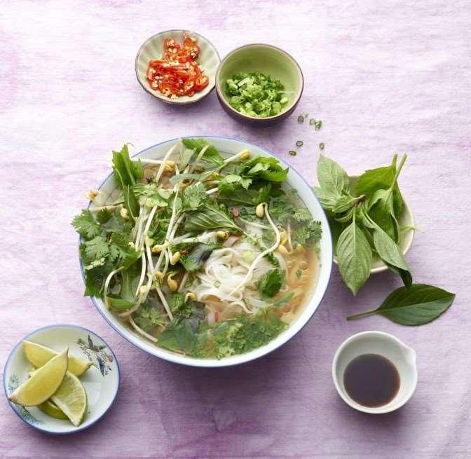Vietnamesische Pho-Suppe - ICON Von Volker Hobl Eine frische Pho wärmt bei schmuddeliger Kälte besonders gut von innen. Aber wie kriegt man die Suppe zu Hause hin?