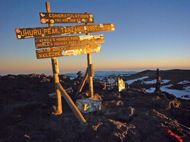 6. Tag Kibo Hütte (4700 m) Uhuru Peak (5895 m) Horombo Hütte (3700 m) Heute ist der Tag der Entscheidung!
