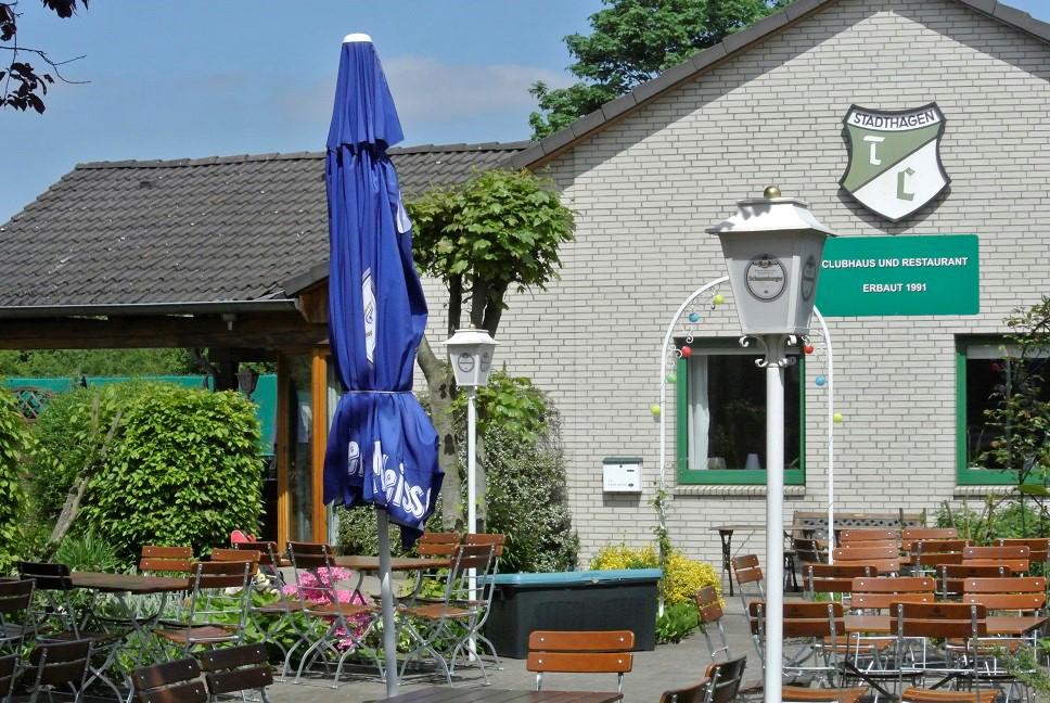 Tennisclub Grün-Weiß Stadthagen Gegründet 1948. Mit rund 350 Mitgliedern ist er der größte Verein unter allen Tennisvereinen/-sparten in Schaumburg und gehört auch mit zu den größten in Niedersachsen.