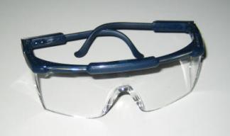 Sicherheitsmaßnahmen: Schutzbrillen für die SchülerInnen oder