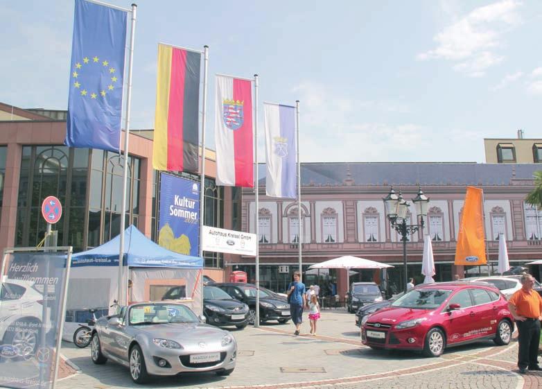 Seite 10 Kalenderwoche 27 HOCHTAUNUS VRLAG Durch die gesamte Innenstadt, mit dem Kurhausplatz als Zentrum, zogen sich die Ausstellungsflächen der Bad Homburger Auto-Gala.