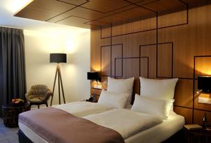 Unsere Zimmer. Das FourSide Hotel verfügt über insgesamt 174 Smart- Comfort Zimmer und Suiten mit individuellem Design und perfekt abgestimmten Farb-und Lichtkonzepten.