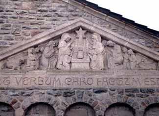 Triumphbalken mit Kreuz und Kreuzigungsgruppe, die Kanzel und zwei Seitenaltäre.