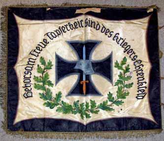 Die Fahne dürfte aus der Mitte der 1920er Jahren stammen, da der abgebildete Stahlhelm erst ab 1916 bei der deutschen Armee eingeführt wurde.