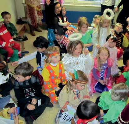 Bunte Kostüme auf Weiberfastnacht beim Besuch in den Kindergärten und in der Grundschule OT erster Ansprechpartner.