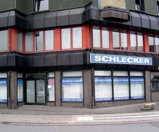 Viele Kunden bedauern das Schlecker-Aus. Juli 04.07.2012 Die Tage des Treppenliftes in der Fußgängerunterführung zum Bahnsteig des Grevenbrücker Bahnhofes sind gezählt.