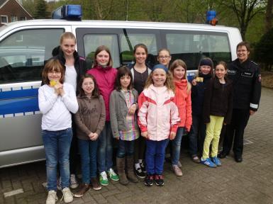 6 Aktuelles aus der Pfarreiengemeinschaft Polizei besucht Kindergruppe Frau Fangmeyer von der Polizeistation Melle besuchte die Mädchengruppe unserer St. Laurentiusgemeinde.