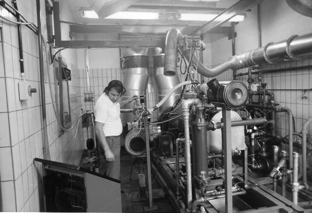 Prüfstandslauf Opel - Gasmotor Herr Köhler testet im Jahr 1980 die Leistungsdaten des Opel-Gasmotors auf