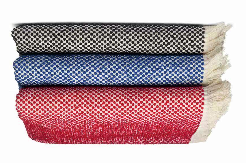 DOTTO DECKE BLANKET E15 2015 DOTTO präsentiert sich als verspielte Decke und ist in drei leuchtenden Farben erhältlich.