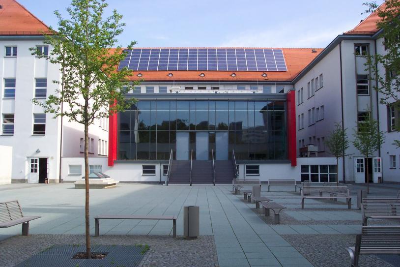 Zukünftige Maßnahmen zur weiteren Reduktion von CO 2 in städtischen Gebäuden Errichtung von eigenen Photovoltaikanlagen (PV) bei überwiegender Eigennutzung (ca.