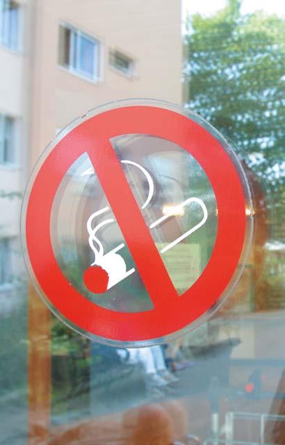 Rauchfrei: Klare Regeln sind glaubwürdig Eine rauchfreie Schule benötigt klare Regeln. Ein schulisches Konzept zur Tabakprävention ist glaubwürdig, wenn diese Regeln konsequent umgesetzt werden.