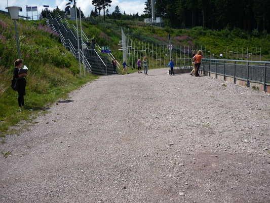 Treppe um den Aufzug herum ins Untergeschoß Über die Treppe sind zu erreichen: Eingang Multifunktionsgebäude,