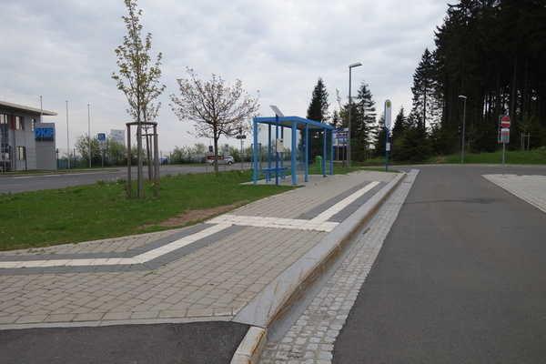 Entfernung zum barrierefreien Eingang: 100 m Der Parkplatz ist leicht begeh- und befahrbar (Asphalt, engfugige Platten).