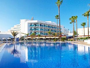 Hipotels Cala Millor Park. Gehobene Kategorie. Ihr Hotel Das Hotel ist zentral und ruhig gelegen. Der flach abfallende öffentliche Sandstrand befindet sich ca. 200 m entfernt.