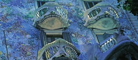 INHALTSVERZEICHNIS Wie Totenschädel wirken die kleinen Balkone der Casa Batlló (links), die Gaudí dem Drachentöter Sant Jordi widmete.