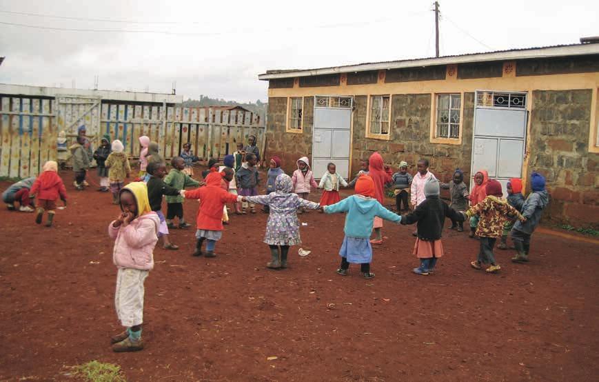 Während der Schulpausen spielen die Kinder im Hof der Schule.