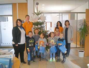 Die Filialmitarbeiter hatten dazu den Kindergarten Freundschaft aus Weida eingeladen, um den Weihnachtsbaum mit selbst gebastelten Baumbehang zu schmücken.