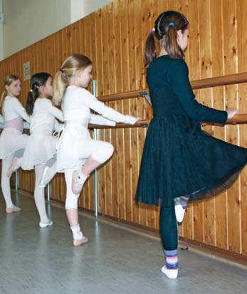 Regelmäßig studieren wir Choreographien verschiedener Stilrichtungen ein: Klassisch, modern oder Charakter-Tanz.