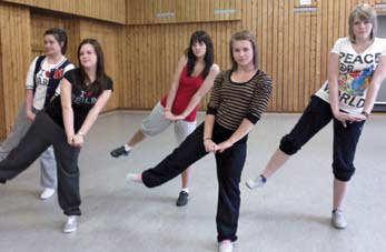 Die Tänzerinnen sollen sich selbstbewusst und stolz präsentieren und gemeinsam mit der Gruppe den Spaß am Tanzen verkörpern. Donnerstags, von 17 bis 18 Uhr folgt der Kurs für Zwölf- bis 15-jährige.