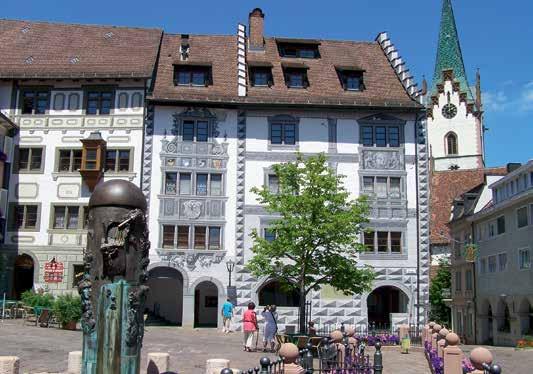 Für die Altstadt sind sechs moderne Brunnenanlagen von bekannten Bildhauern wie Jürgen Goertz, Eichtersheim und Lutz Brockhaus, Darmstadt geschaffen worden.