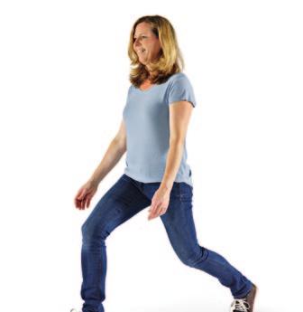Übung 2 Starker Oberschenkel Stehen Sie hüftbreit und parallel. Machen Sie einen Schritt rückwärts in einen möglichst grossen Ausfallschritt. Das Gewicht ist gleichmässig auf beide Beine verteilt.