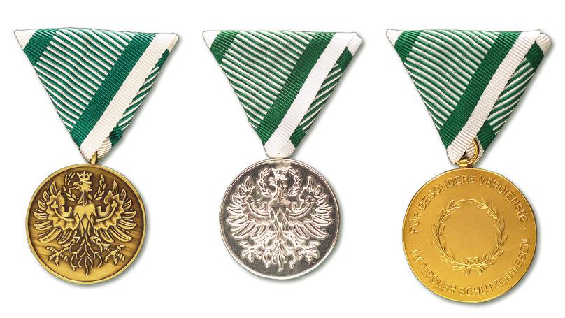 Der Bund der Tiroler Schützenkompanien (BTSK) hat Auszeichnungen geschaffen, um Kamerad(inn)en, Freunden und Gönnern Dank und Anerkennung für außergewöhnliche Leistungen ausdrücken zu können.