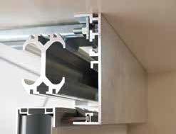 bieten Kunststoff-Doppelscheiben flach am Torblatt anliegend nur 1,5 mm dünn für eine flache Optik klar, in nahezu kratzfester Oberfläche oder auf Wunsch auch