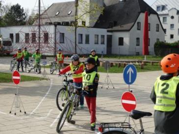 Den wachsamen Augen der Polizei entging nichts und so wurden die Kinder optimal auf die bevorstehende Fahrradprüfung vorbereitet.