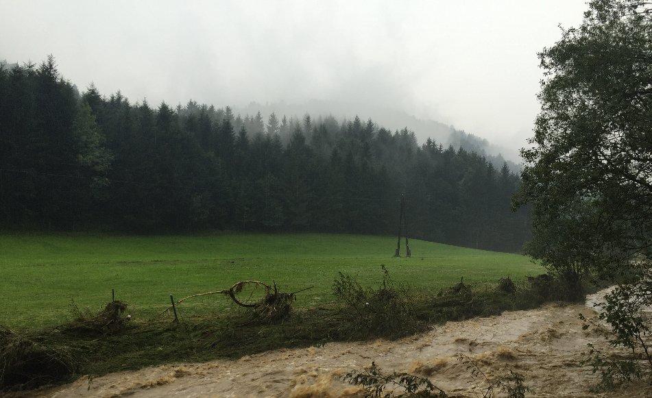 Hagelereignis im Ortsbereich Grafendorf; Mitte links und rechts: Hochwasserereignis am Voraubach