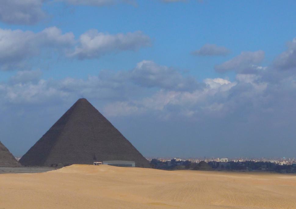 Anschließend Besuch der berühmten Pyramiden von Gizeh - dem letzten der antiken Weltwunder - und des geheimnisvollen Sphinx. Danach geht es für einem Bummel durch den lebhaften Khan el Khalili Basar.