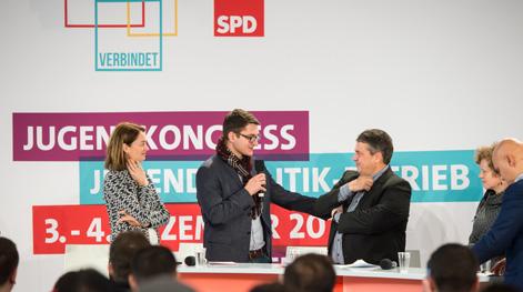 SPD-Jahrbuch 2015 2016 BERICHTE DES WILLY-BRANDT-HAUSES Dialog auf allen Ebenen Die Initiative soll die Zusammenarbeit zwischen der SPD, den DGB-Mitgliedsgewerkschaften und den betrieblichen