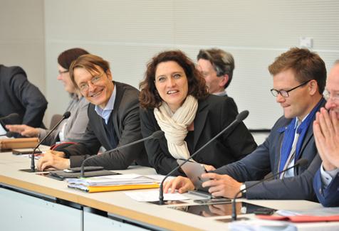 Thomas Oppermann, SPD-Fraktionsvorsitzender, und Bundesfamilienministerin Manuela Schwesig freuen sich im Dezember 2015 über die Halbzeitbilanz der Legislaturperiode.