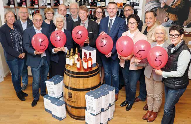 TITELTHEMA Gemeinsam für Kinder Mit geballtem Engagement des IWC Nordheide und vier weiteren Serviceclubs (RC, Lions, Soroptimisten, Kivians) fand im August 2017 das 12. Zevener Weinfest statt.