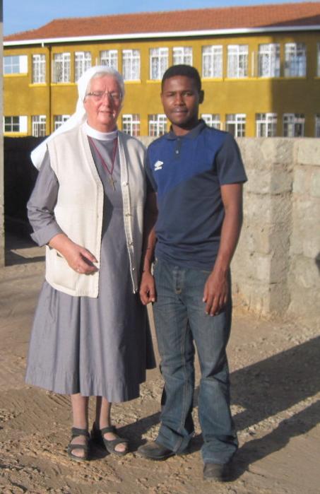 Neulich bekam sie über 1000 Flaschen Johannisbeersaft für die Kinder Samuel Womema, ehemaliger Straßenjunge und heutiger Medizinstudent zu Besuch in Juja Farm Samuel