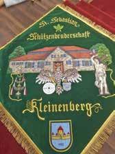 Kleinenberger Grotte zu besichtigen ist, dargestellt. Daneben zeugen detailliert gestickte Symbole von der Verbundenheit der Schützen mit ihrem Ort.