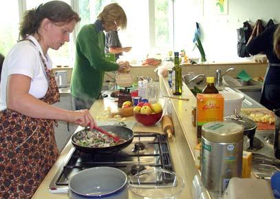 Köstlichkeiten aus seltenen Apfelsorten Kochen und Backen für Hobby-Köchinnen und Köche Am 21.9.2007, dem Vortage des großen Apfelfestes, bereitete Regina Schrader vo
