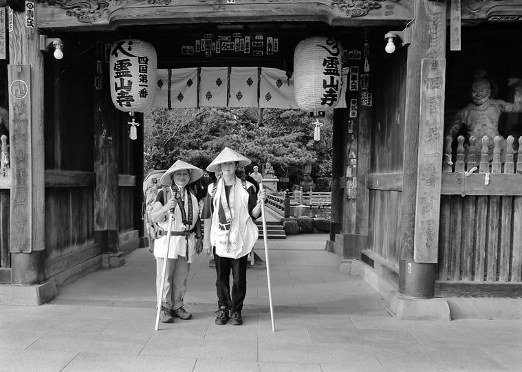 Donnerstag, 5. Juli 2012 Wochengespräch 13 Lisbeth Frischknecht und Barbara Wanner (r.) vor dem Eingang eines der 88 Tempel auf Shikoku. Foto: zvg. «Die Shikoku- Sickness hat auch mich erwischt.