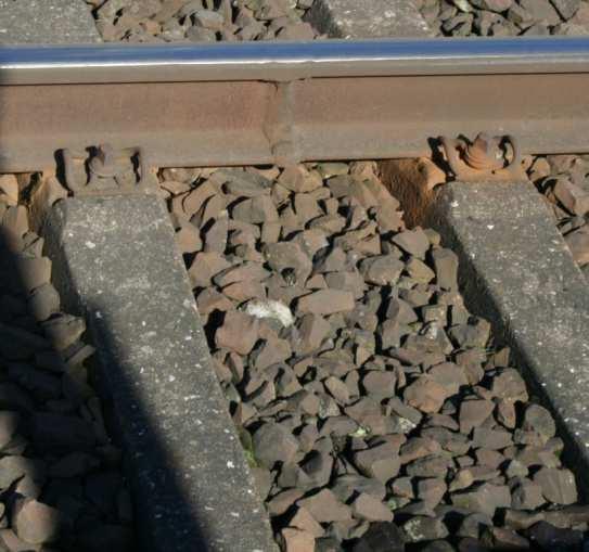 Oberbau 5.9 Durch die Verschweißung können die Schienen die jahreszeitlich bedingten Temperaturschwankungen nicht mehr durch Ausdehnung in die Schienenstöße kompensieren.