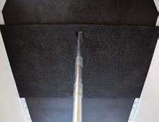 500 mm), PVC-Trennwand (schwenk- und herausnehmbar), Servicetür (, rechts, abschließbar), Boxenstangen gepolstert, und hinten (Länge dreifach verstellbar), Boxenstangennotentriegelung mit