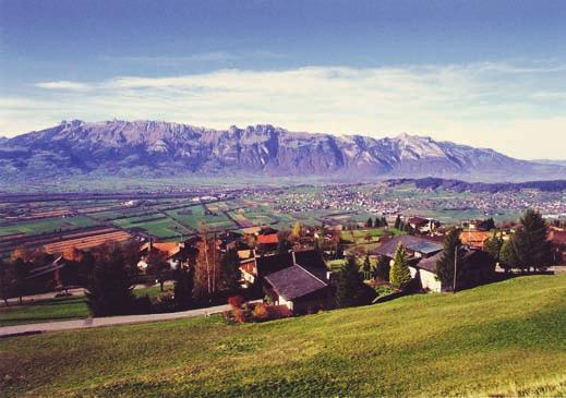 210 Fürstentum Liechtenstein Blick von Planken ins Rheintal Als Mitglied der UNO und seit dem Beitritt zum EWR ist Liechtenstein auf dem Welt- und Europaparkett genauso gefordert wie grosse Staaten.
