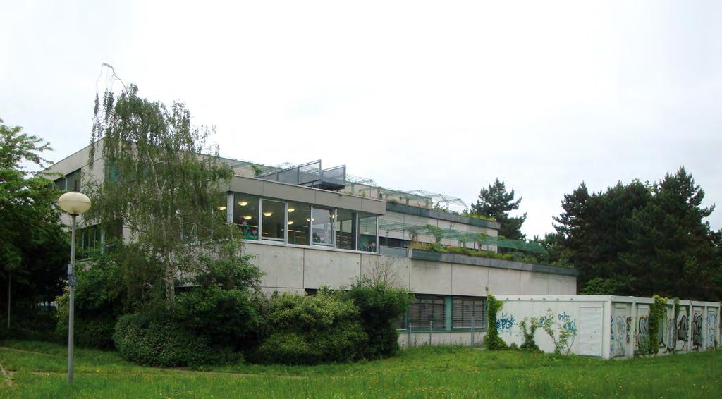 Die Schillerschule in der Müllerstraße ist die Traditionsschule des Watzeverdels; alle anderen Schulen sind nach dem 2. Weltkrieg im Bürgerpark gebaut worden.