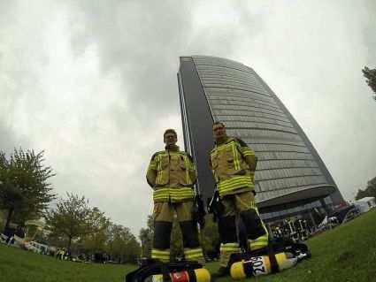7.2.3 Besondere sportliche Herausforderung Löschzug Anröchte Stolze 125 Meter misst der Arag-Tower in Düsseldorf.