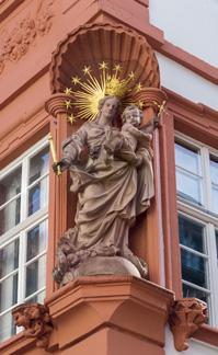 Doch nicht nur die marianischen Symbole und die Bildsprache der Madonnenskulptur zeugen von einer politisch intendierten Religiosität im öffentlichen Raum.
