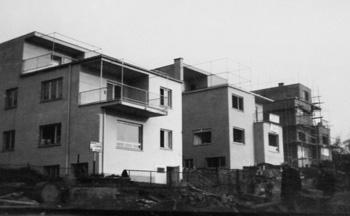 Pläne der drei Häuser Wilhelm-Busch-Weg 7, 9 und 13 zeigten zwischen Januar 1931 und Mai 1933 leichte Veränderungen in den Grundrissen und statt der ursprünglich geplanten Flachdächer ebenfalls