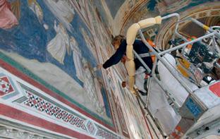 5 Padua, Scrovegni- Kapelle: Abnahme von lose aufliegendem Staub während einer Wartung und Kontrolle der Wandmalereien.