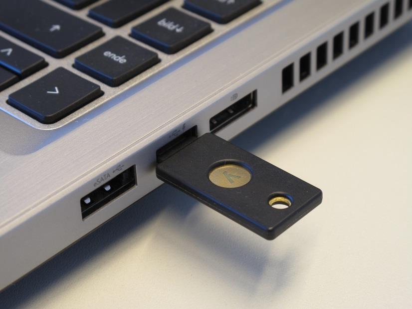 Verbinden des Yubikeys Stecken Sie den Yubikey in einen freien USB-Anschluss Ihres Computers.