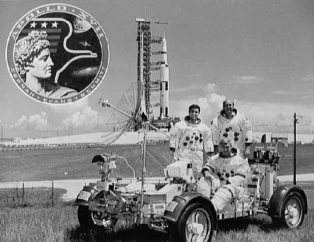 Cernan war im Dezember 1972 als Kommandeur der Raumfähre Apollo 17 der elfte Mensch, der den Mond betrat. Seit seinem Abschied war nie wieder ein Mensch auf dem Mond allerdings vorher auch nicht.