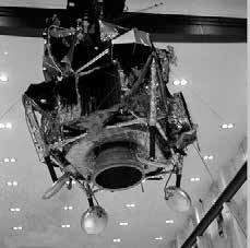 S69-32398 Apollo 9: Die Landefähre im Flug während eines Kopplungsmanövers in der erdnahen Umlaufbahn, aufgenommen aus der Kommandokapsel.