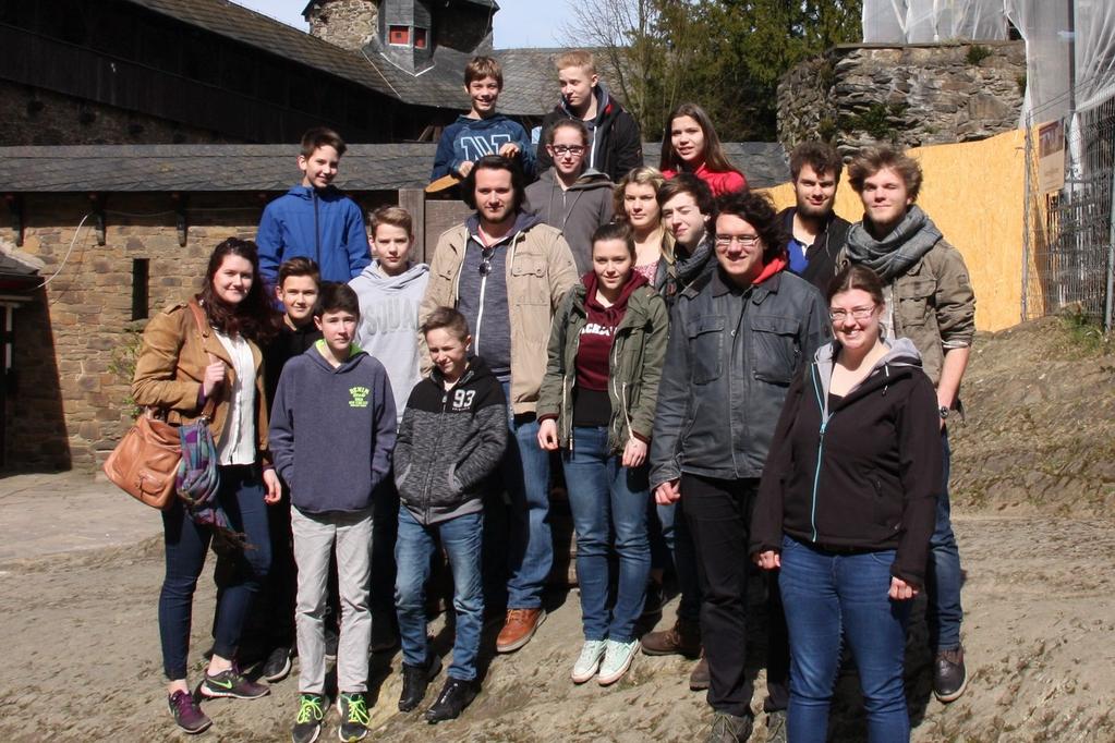 Aktivitäten der Jugend 9 Jugendfahrt Am Wochenende vom 24. bis 26. März sind wir mit den Teilnehmern des Konfirmandenunterrichts und unserer Jugendgruppe nach Solingen-Burg gefahren.
