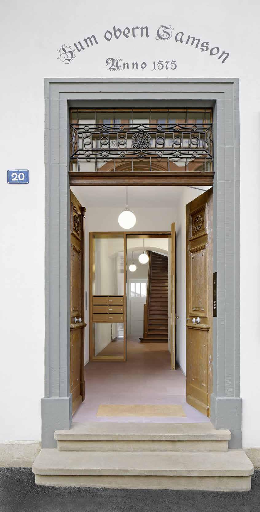 Hoffassade Hauseingang mit restaurierter Originalschrift AUFGABE UND PROJEKTZIELE In den letzten Jahrzehnten dienten die geschichtsträchtigen Räume als Wohnraum für Studierende.